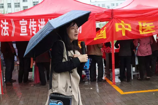 《健康河南》主播柳青也一直在雨中，不畏寒冷，引導(dǎo)大家排隊掛號，指路，排憂解難……