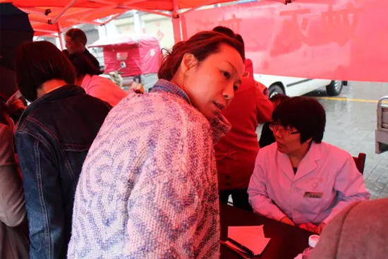 了解到有老人看病不方便，河南電臺1074綠色頻道活動小組欒老師將醫(yī)生請到老人身邊，親自為她診斷。