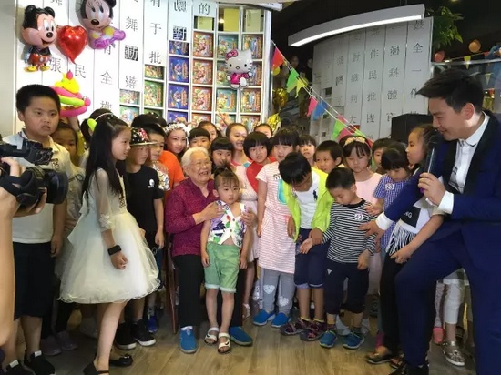 　　豫劇表演藝術(shù)家高潔老師和孩子們?cè)谝黄?，講述自己和戲曲的故事，祝福所有的小朋友節(jié)日快樂(lè)。