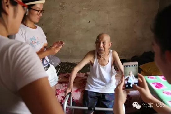 老兵老兵，你的勛章呢，國家給你的那個？