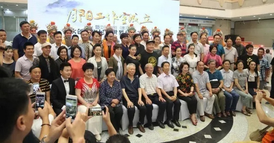 諸多藝術(shù)家和社會各界人士以及唐派弟子、戲迷到場祝賀