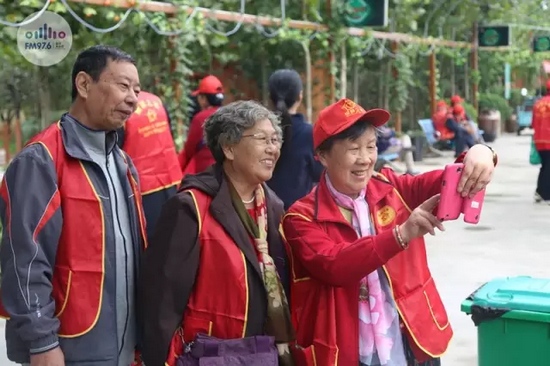 爺爺奶奶叔叔阿姨被盛運莊園的景致吸引，紛紛拍照留影