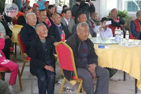 臺上展風(fēng)采，臺下笑開懷