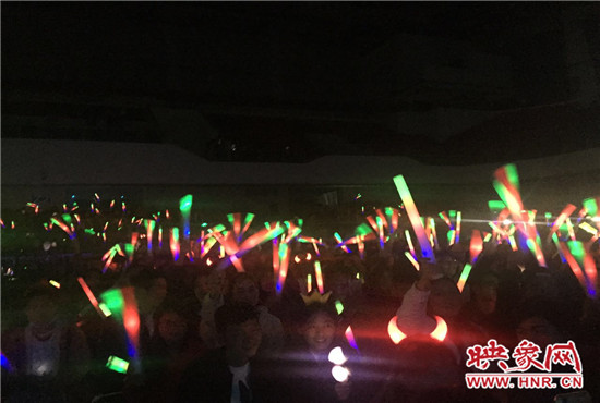 當(dāng)晚現(xiàn)場(chǎng)約2500個(gè)座位全場(chǎng)爆滿，還有全國(guó)各地歌迷會(huì)趕來(lái)的歌迷們。