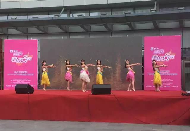 伴隨著舞蹈演員們的開場(chǎng)，比賽在上午10點(diǎn)半正式拉開序幕