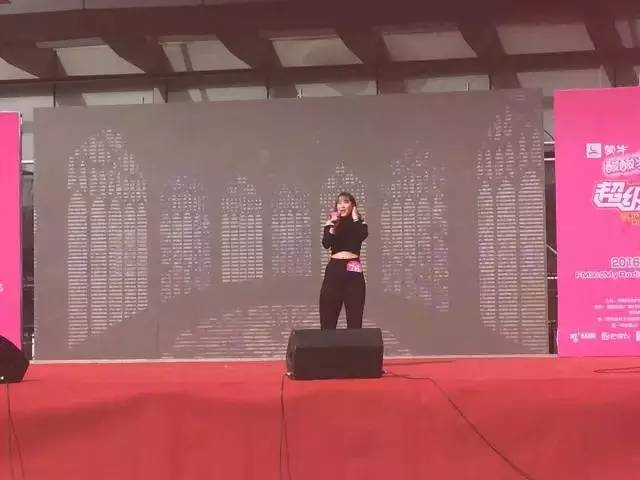 這pose一看就是在飆高音，猜猜看她唱的是哪首歌？