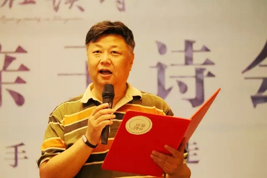第一個(gè)節(jié)目便是重磅，大象融媒·欣欣象融網(wǎng)絡(luò)科技公司董事長(zhǎng)魏峰帶來沈浩波的作品《在夏天時(shí)想起秋天》