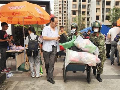 9月8日，天津濱海海港城小區(qū)，武警幫助居民搬東西。
