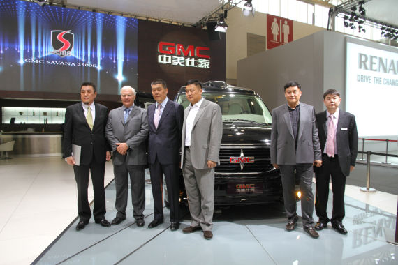 北京國際車展上，全新GMC S系列頂級商務(wù)車在亞太區(qū)首發(fā)。圖為企業(yè)領(lǐng)導(dǎo)與新車合影。