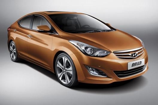 　　北京現(xiàn)代朗動分別搭載1.6L和1.8L兩種發(fā)動機(jī)，共7款車型。“流體雕塑”設(shè)計(jì)理念持身的朗動看上