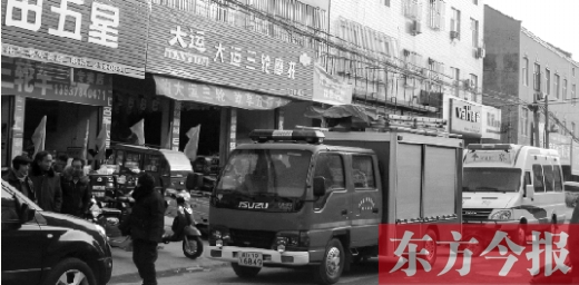 火災(zāi)發(fā)生后，袁厲害家門前的大路上停滿了消防車和警車