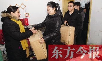 昨天下午，多位東方今報(bào)愛(ài)心讀者前往鄭州市困難戶(hù)家中贈(zèng)送棉被
