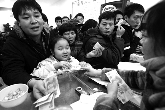 1月30日，李剛小面館收銀臺(tái)前，更多的市民大量買走“面卡”帶回家去