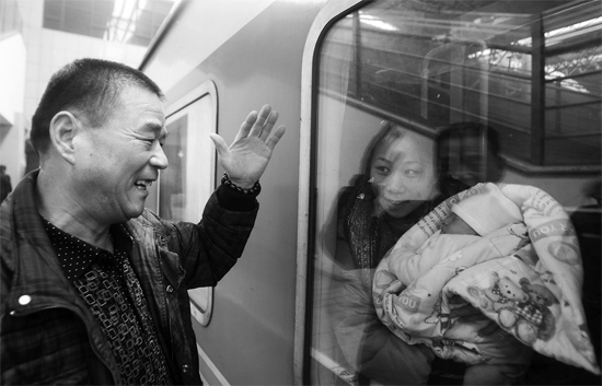 車(chē)要開(kāi)了，史振星揮手向女兒懷中的外孫告別。女兒帶著剛剛出生43天的孩子，要到千里之外湖南的婆婆家過(guò)新