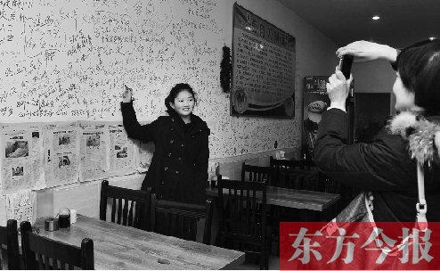 東方今報(bào)“一碗面的溫暖”還在延續(xù)，媒體和愛(ài)心人士的吃面接力熱情不減。