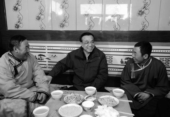 今年2月4日，李克強來到內(nèi)蒙古興安視察，與村民們拉家常