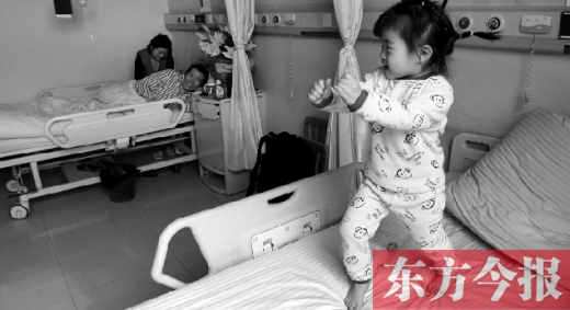 2月7日，春節(jié)前的第3天，雖然傷口很是疼痛，但3歲女兒可愛的“騎馬舞”是李剛最好的“止痛藥”