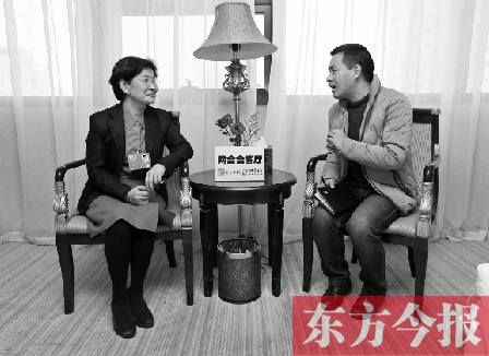 全國人大代表、省文化廳廳長楊麗萍（左）在接受“兩會會客廳”采訪