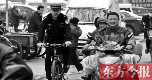 為了倡導(dǎo)綠色出行，鄭州市交警三大隊(duì)民警以身作則騎自行車上下班