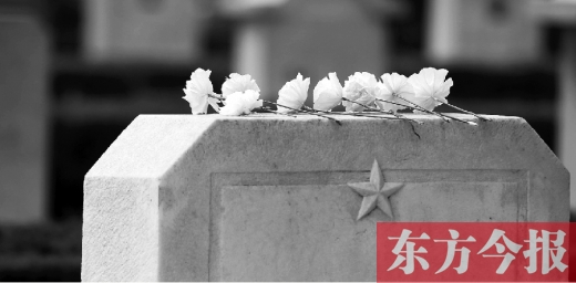 清明假期里，各界人士來到鄭州烈士陵園，緬懷先烈。一座無名烈士的墓碑上，擺放著人們帶來的白花