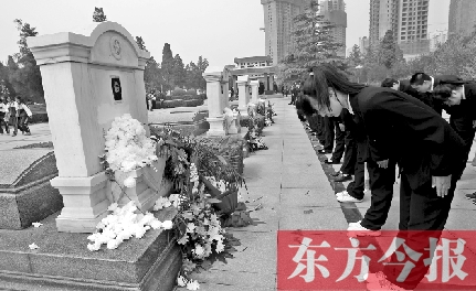 清明節(jié)，鄭州烈士陵園。學生在吉鴻昌烈士墓前鞠躬致禮