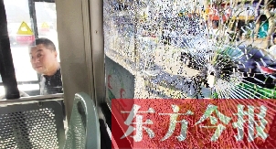 4月6日，鄭州市108路公交車一整塊車窗玻璃被鋼珠擊碎