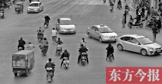 四月九日，鄭州市黃河路與經(jīng)八路交叉口，“中國式過馬路”現(xiàn)象仍很常見