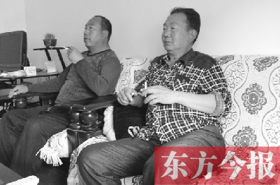 吳四輩和張年學(xué)在家聊天，談?wù)撋稌r候能去上班