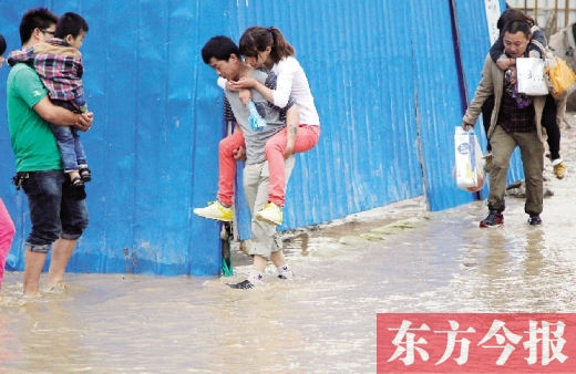 雨后鄭州，“背人過河”成了一道甜蜜又無奈的風(fēng)景 東方今報記者 沈翔 攝
