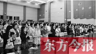演員謝幕時(shí)，沒有觀眾離場，而是全部起立熱烈鼓掌