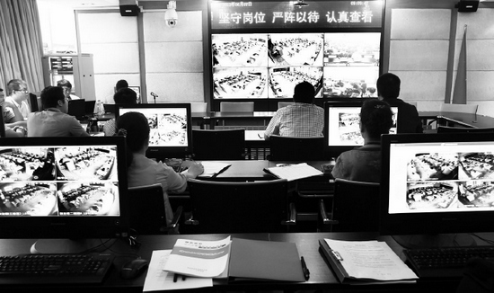 2013年高考首日，鄭州市國家考試考務(wù)指揮中心內(nèi)，工作人員通過監(jiān)控器遠(yuǎn)程監(jiān)考