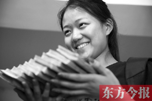 昨天，大一女生周文靜把10萬(wàn)元現(xiàn)金還給了失主