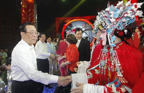 頒獎(jiǎng)晚會(huì)結(jié)束后，王剛（左一）、郭庚茂（左二）、謝伏瞻（左三）上臺(tái)和演職人員握手