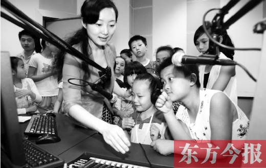 河南廣電全媒體小記者參觀河南電臺教育廣播樂活1066，體驗當(dāng)主持人的樂趣