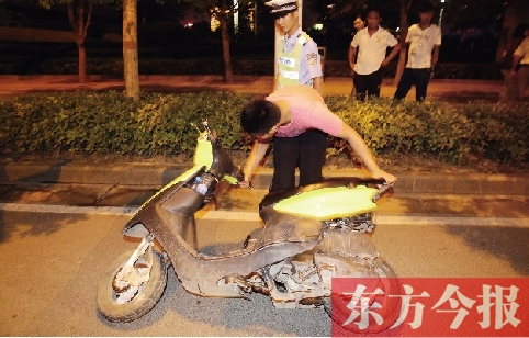 7月9日夜，鄭東新區(qū)街頭，鄭州市交巡警六大隊(duì)民警查住一輛“炸街”摩托車