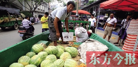因?yàn)橐估锼?，來鄭州賣瓜的開封瓜農(nóng)姚老漢不但丟錢還丟瓜