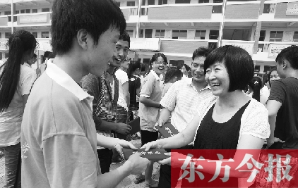 7月23日，晨鐘教育集團(tuán)黨委書記張玲為支教大學(xué)生頒發(fā)證書
