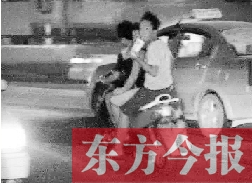 盡管剛剛發(fā)生摩托車車禍，現(xiàn)場(chǎng)很快又現(xiàn)載人摩托車疾馳