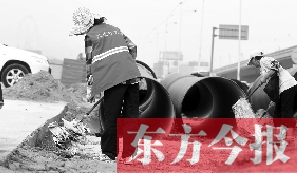 鄭州市鄭東新區(qū)，烈日下工作的環(huán)衛(wèi)工