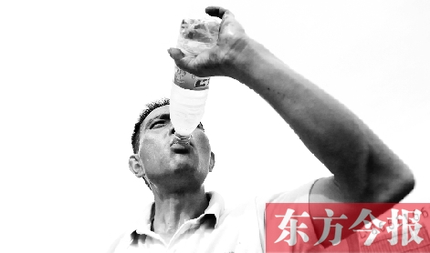 高溫天氣下，鄭州自來水搶險工人老趙經(jīng)常是喝水趕不上出汗