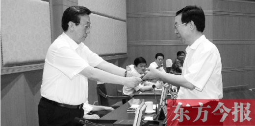 省人大常委會主任郭庚茂向有關被任命人員頒發(fā)了任命書。圖為新任省發(fā)改委主任孫廷喜在接受任命書