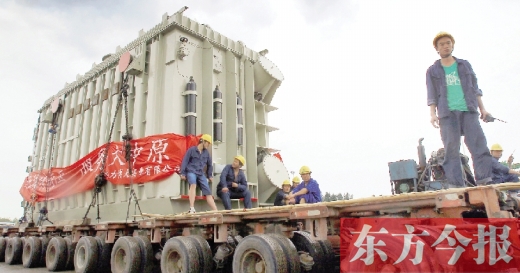 天降大雨，加大了行走的難度，工人們用支桿頂起沿途的電纜