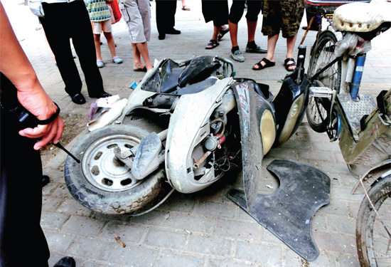 8月3日，棉紡路與六廠前街交叉口附近一輛水泥罐車突然爆胎，路邊一輛電動車被沖擊波震翻報廢
