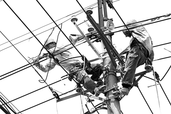 昨日中午，安陽市供電公司配電運(yùn)維專業(yè)團(tuán)隊(duì)的工作人員在維修線路