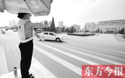 昨日，駐馬店市開源大道，女交警冒高溫指揮交通
