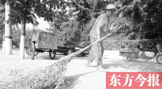 昨天下午4點(diǎn)，新鄭市溱水路，64歲的陳明花正在打掃衛(wèi)生，這一段曾是靳春波負(fù)責(zé)的路段