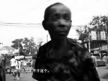 視頻中的男子面對(duì)鏡頭發(fā)泄心中的不滿：不合理，明擺著剝削人