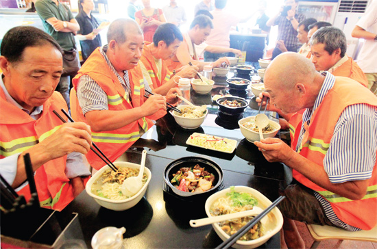 8月18日中午，鄭州市商城路一家飯店邀請33位一線環(huán)衛(wèi)工免費吃頓飯