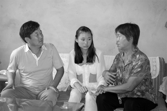 “商丘最美女兒”李丹（中）捐骨髓救母，愛心人士（左）送來1萬元愛心款