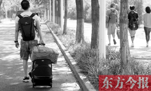 滿載著家人的希望，沿著學(xué)校的路標(biāo)，鄭州大學(xué)新生入學(xué)了，一位新生自己帶著行李來報(bào)到